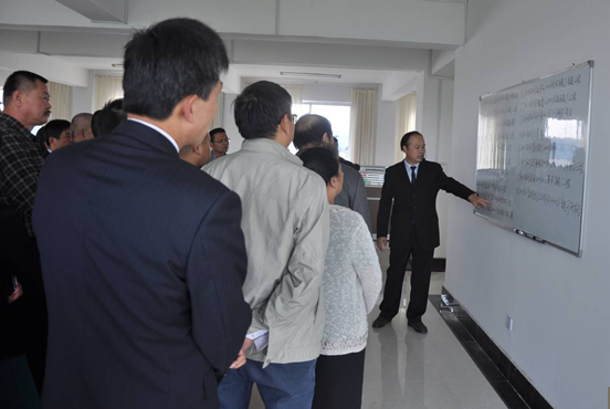 与会领导、专家参观鑫海公司 与会领导、专家参观鑫海公司