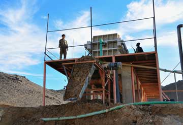 经脱水后板框压滤机排出的滤饼 经脱水后板框压滤机排出的滤饼